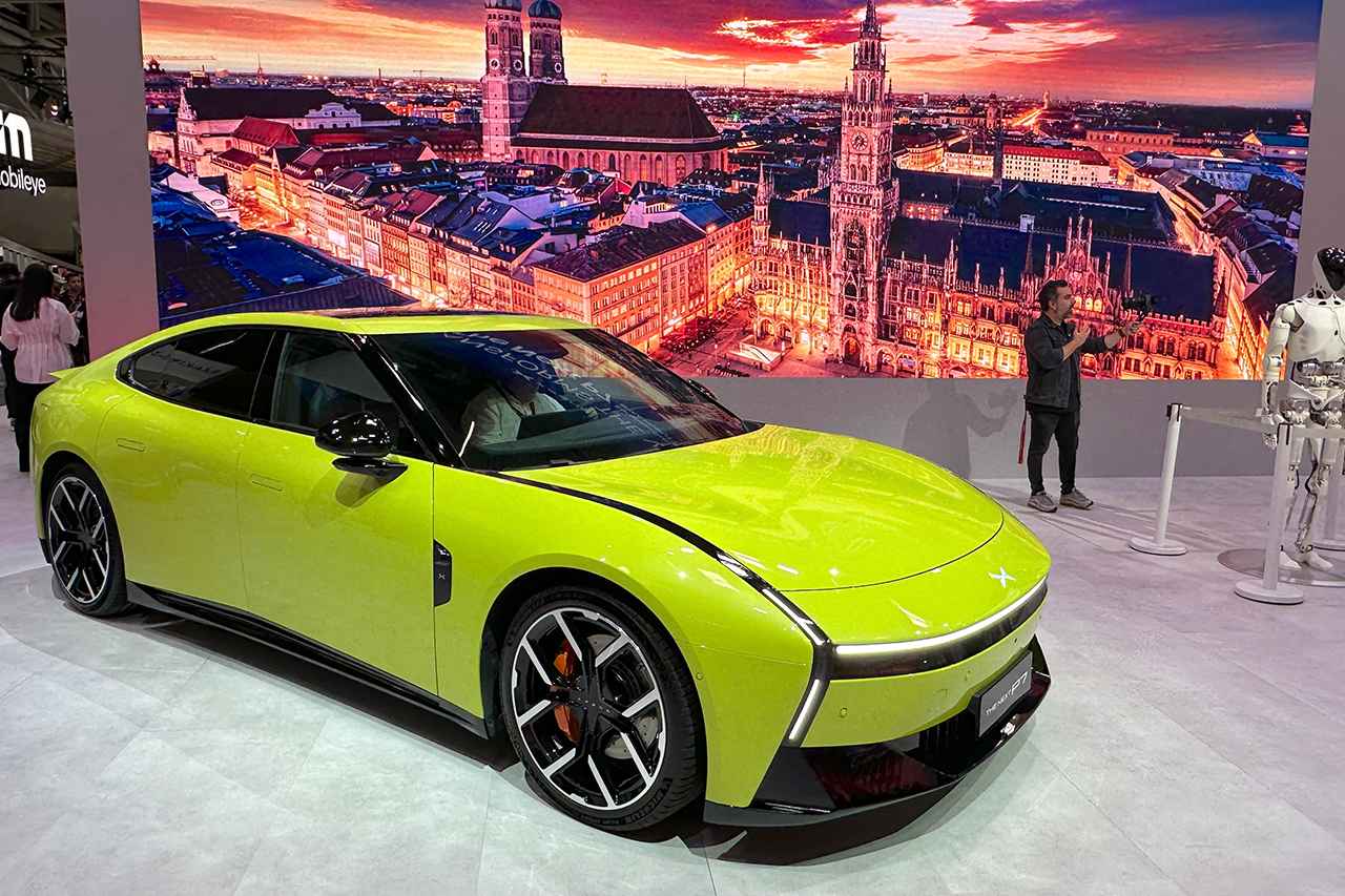 画像: VWグループ・ブースの隣には、戦略的パートナーシップ関係にある中国の電気自動車ブランド、「シャオペン(小鵬)」がブースを設営していた。これは彼らの新型「P7」。