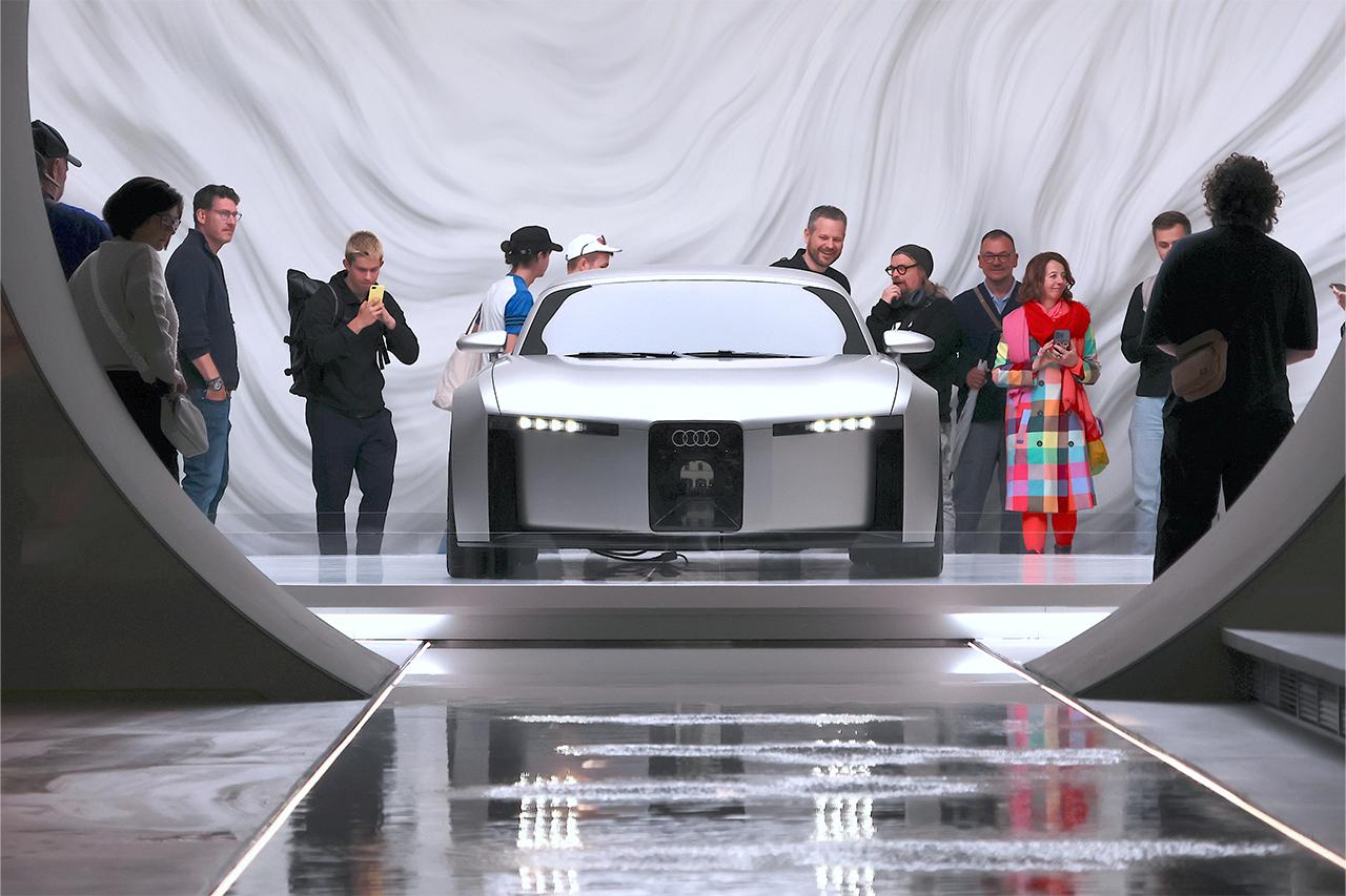 画像: ミュンヘンIAAモビリティ2025の市内会場で。アウディ・パビリオンに展示された「Concept C」。