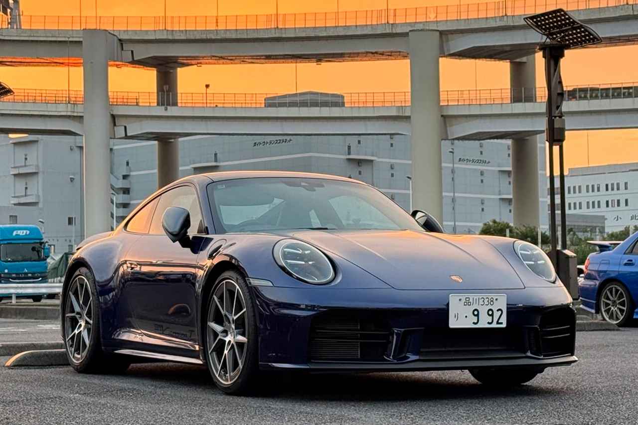 画像: 今回試乗したポルシェ 911 Carerra Tのボディカラーは「ゲンチアンブルーメタリック」、内装はインテリアパッケージ(ゲンチアンブルー/レザーアイテム含む)といった組み合わせ。