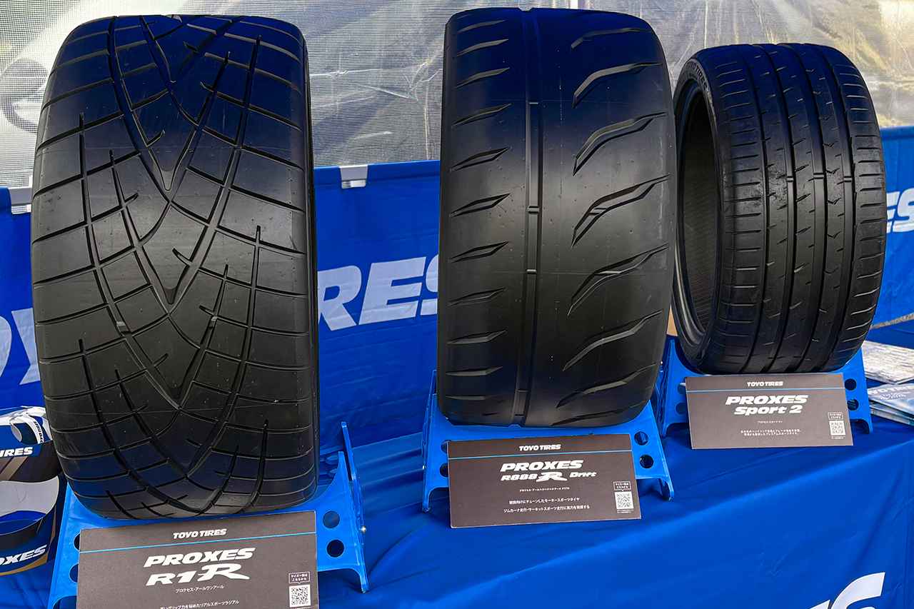 画像: ブースにはさまざまなGT-Rユーザーにも愛用されている「PROXES R1-R」、「R888 R Drive」、「PROXES Sport 2」を展示。