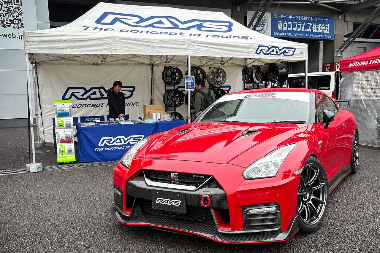 画像: 「RAYS」のブースには、「RoadandSky」のデモカーであるR35型日産GT-R NISMOが展示され、「RYUKI x RAYS VOLK RACING GT090」の組み合わせが目を引く。