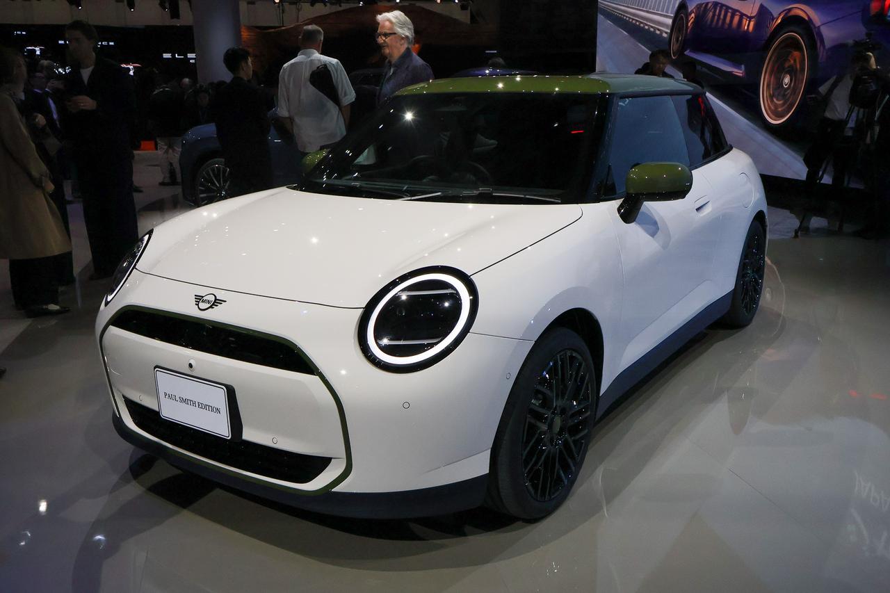 画像: ワールドプレミアとなった「MINI Paul Smith Edition」。なんと、会場にはポール・スミス卿が登場!