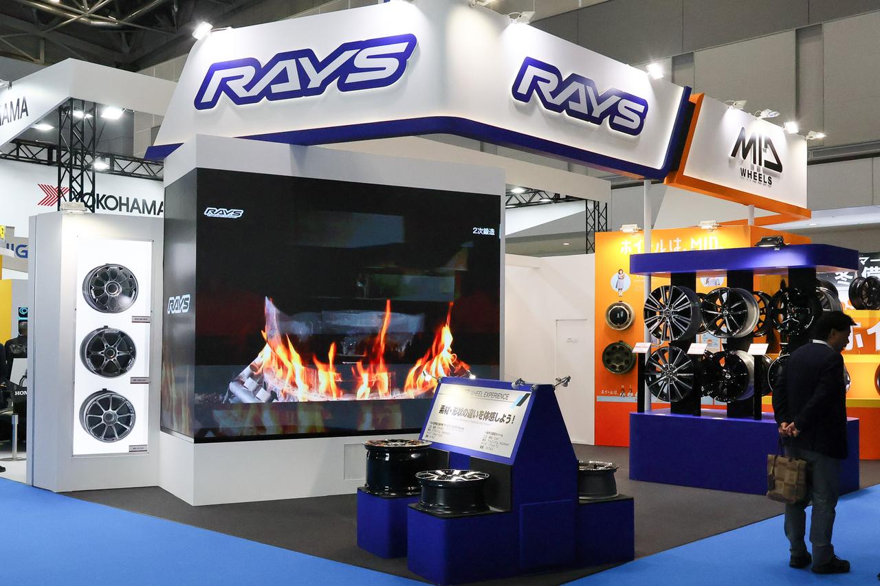 画像: 日本を代表するホイールブランドの「RAYS」ブース。