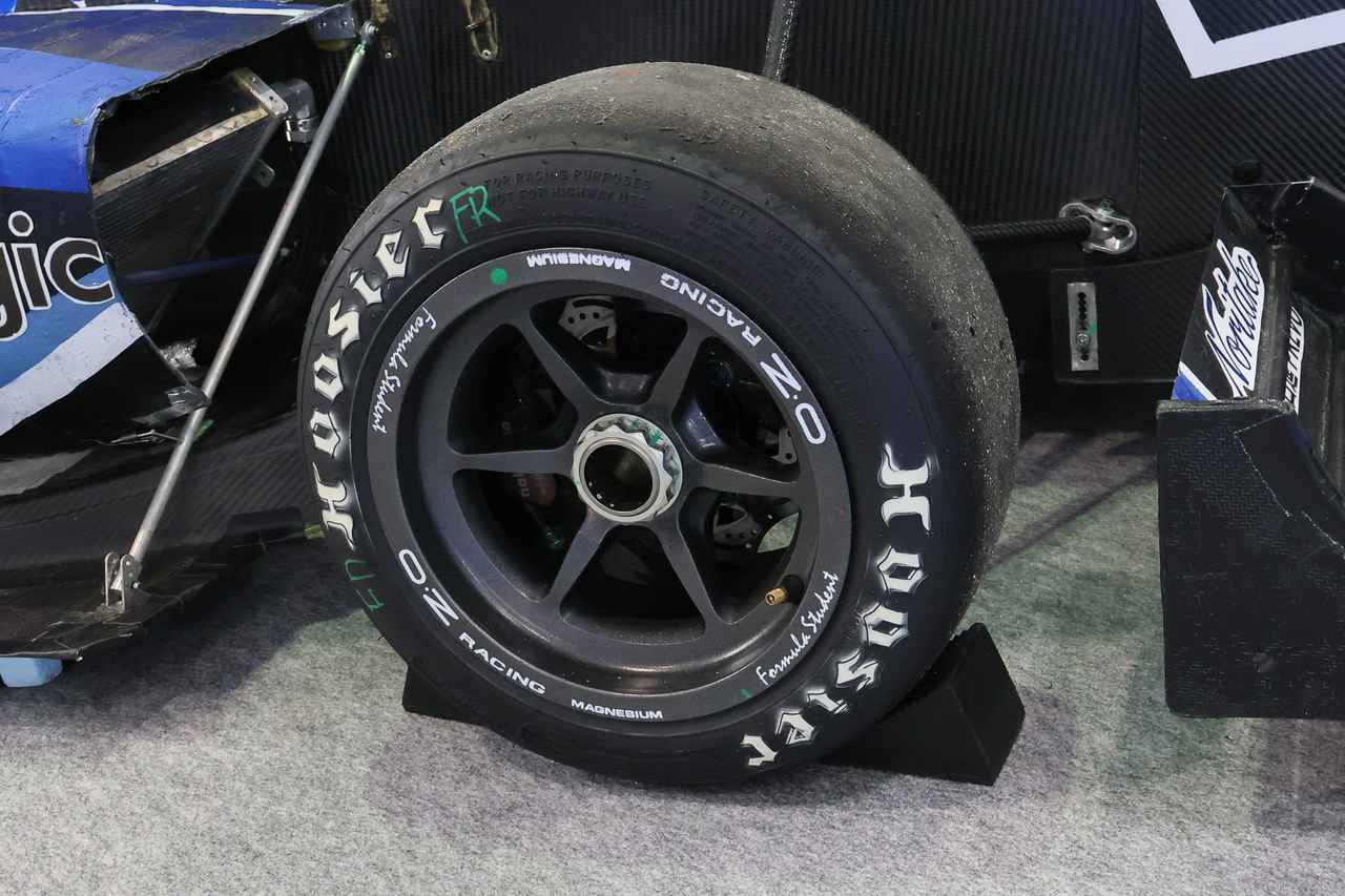 画像: その足元にはOZ Racingのマグネシウムホイールが装着されている。