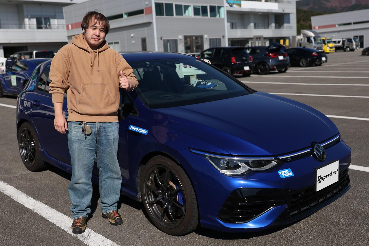 画像: PROXES Sport 2を装着したGolf Rでカテゴリー4に参加した川島さん。サーキット走行がほぼ未経験で、maniacsのLINE告知を見たことが参加のきっかけだった。この日のためにヘルメットを購入。午前の走行では強いGやコーナーのきつさに驚きつつ、午後は160km/h超までペースアップし、Golf Rの高いトラクション性能を実感したという。走行に慣れるにつれて余裕が出てきたため、次回は上のクラスにも挑戦したいと語った。