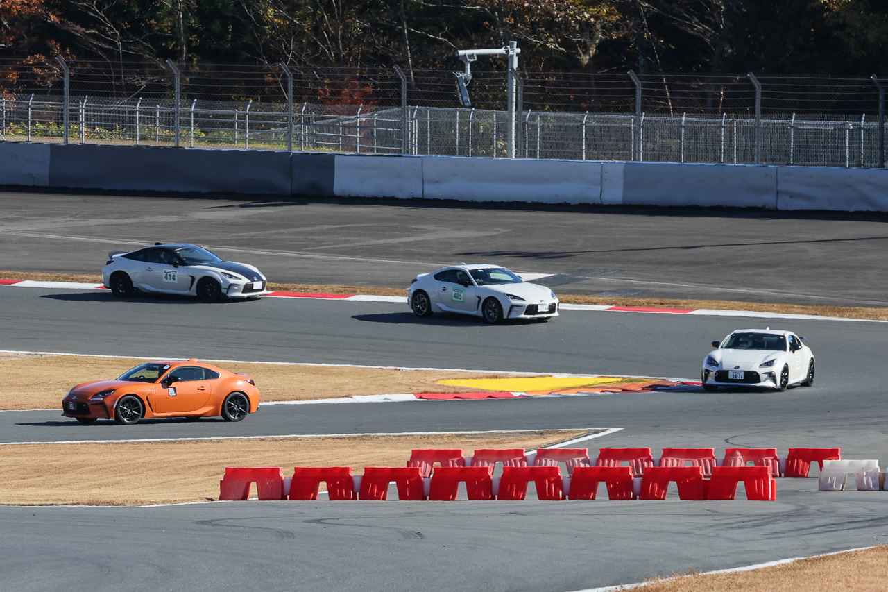 画像1: 午後の走行では160km/hに到達。参加者の習熟度に合わせてペースアップ