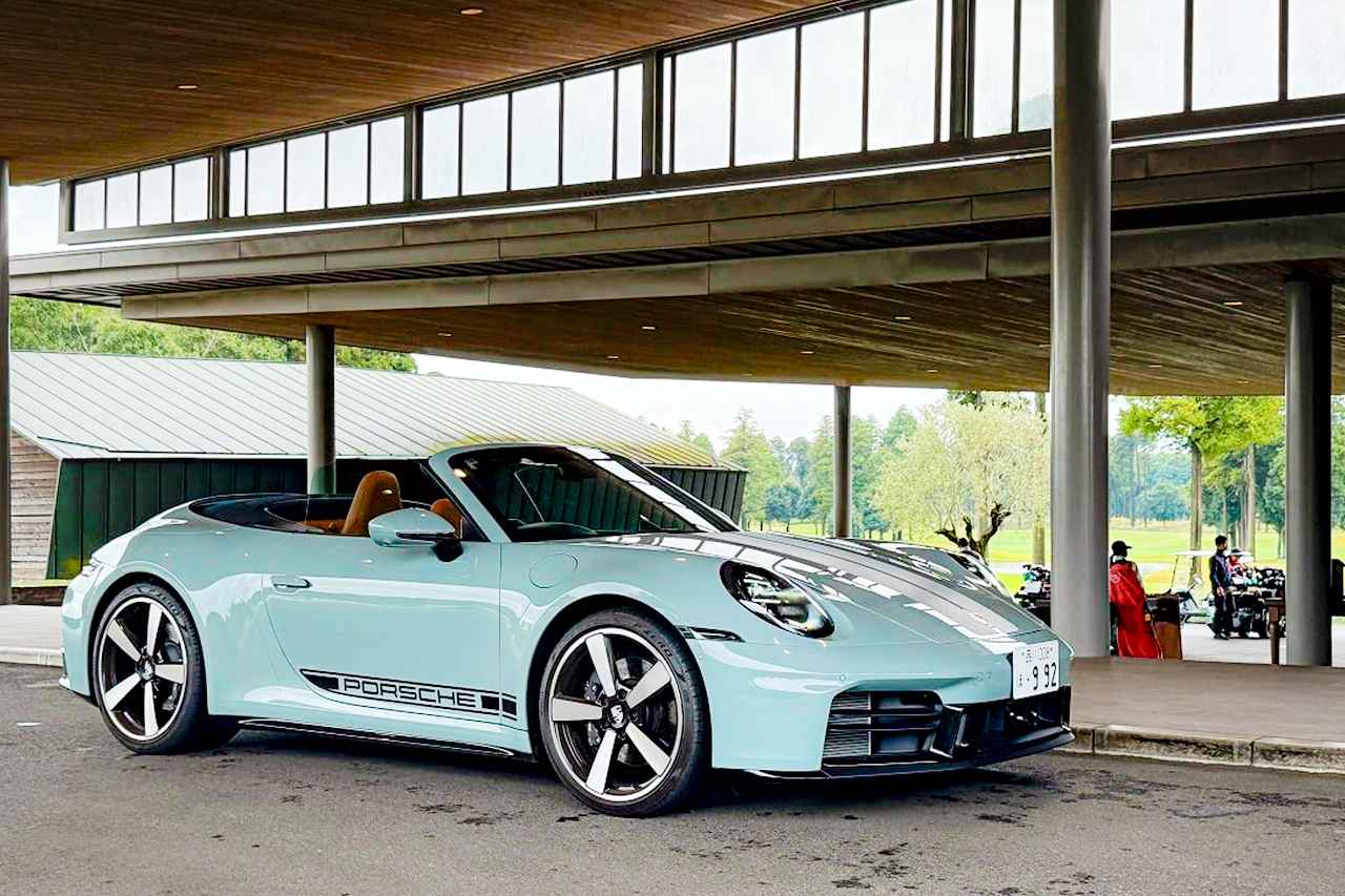 画像: ゴルフ場に乗りつけてもこれだけサマになります。そしてこの開放感！ 「911はクーペに限る」という人こそ、911 Carrera Cabrioletならではの魅力を1度知ってしまったら戻れなくなるかも…。