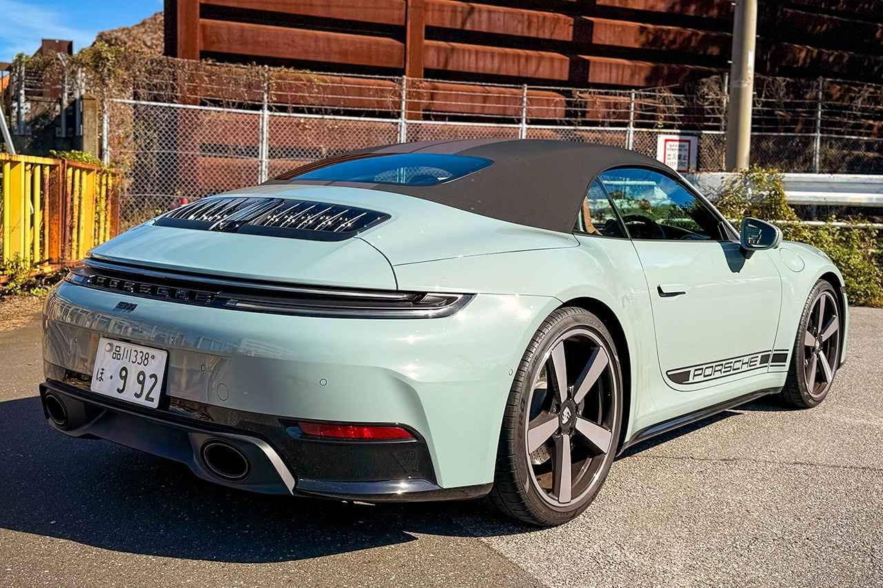 画像: 幌を閉じた状態のフォルムも美しい911 Carrera Cabriolet。さらに車内の遮音性もクーペ並み。