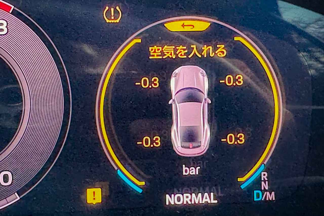 画像: タイヤの空気圧が設定値より減っていると、このようにデジタルメーターに表示されるので補充しておきました。