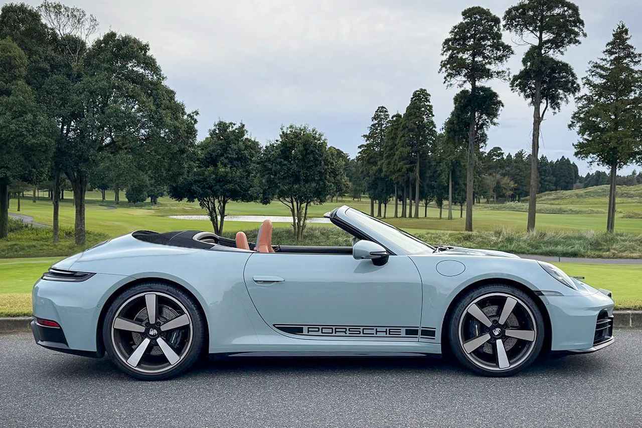 画像: 911 Carrera Cabrioletで向かったのは、千葉県千葉市にあるゴルフクラブ「東京クラシック倶楽部」。高級車がズラリとそろう駐車場でも画になります。