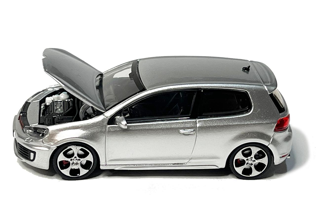 画像: 1/64スケールですがエンジンフードが開きます。