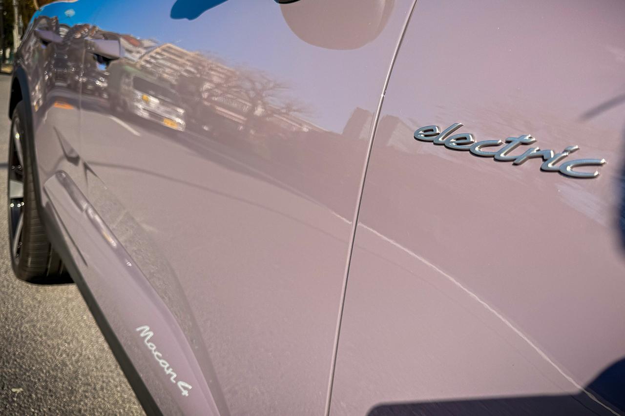 画像: Macan 4の左右のフロントフェンダーには、"electric"のエンブレムが装着される。