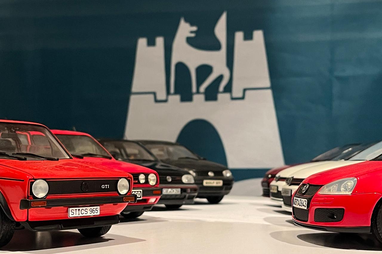 画像: Wolfsburgの紋章と。