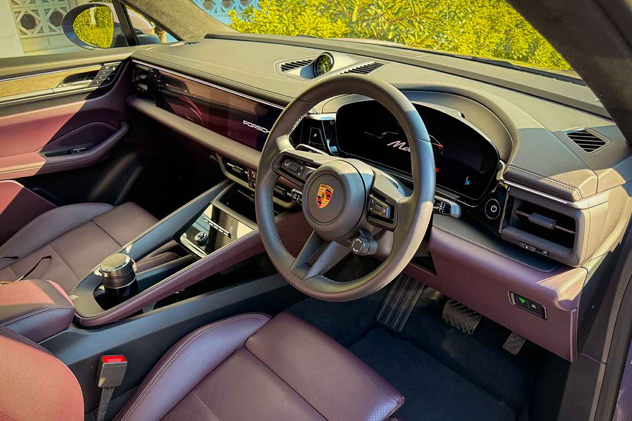 画像: Macan 4のステアリングフィールは「クイックなのに過敏ではない」そして「しっかりとした“芯”が感じられる点」が好印象。