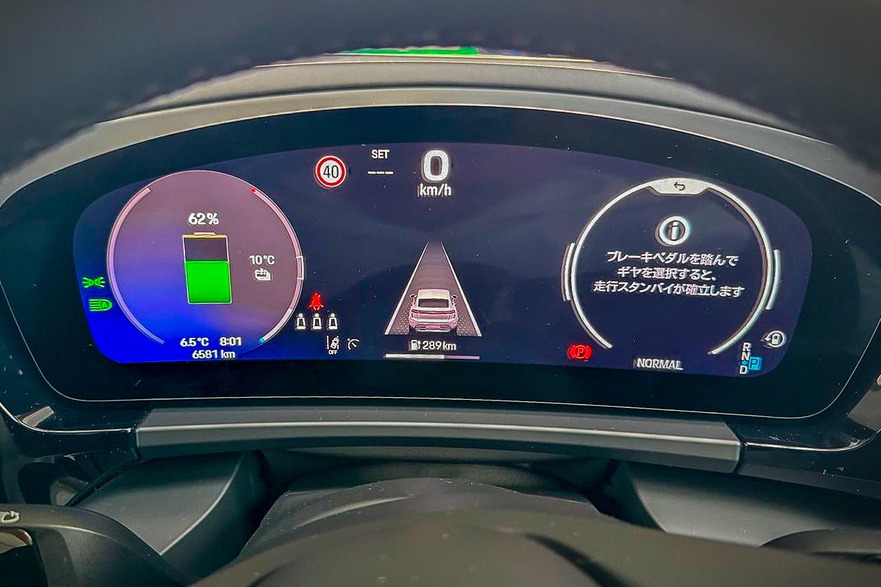 画像: Macan 4のメーターパネル。3つの表示はさまざまな画面に切り替えが可能で、バッテリーの残量や航続距離も視認しやすい。