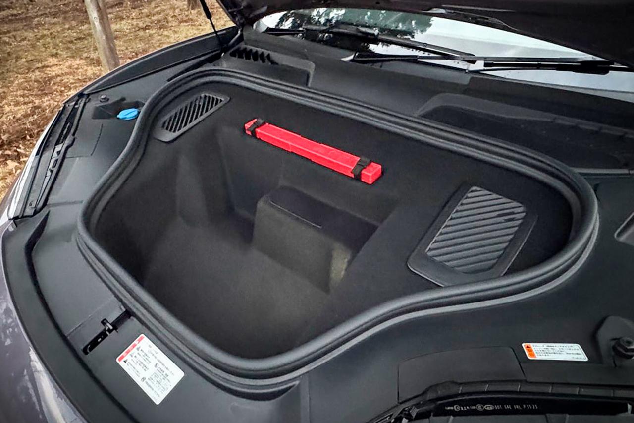 画像: ボンネットの下に用意された荷室の容量は80リッター。