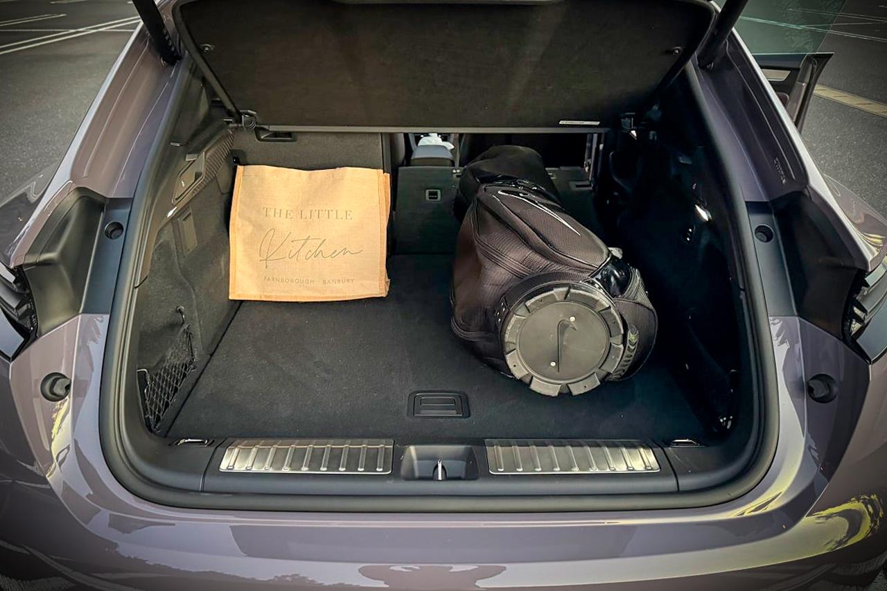 画像: Macan 4にゴルフバッグを積んでみた。他の欧州車と同様に横積みは厳しい。