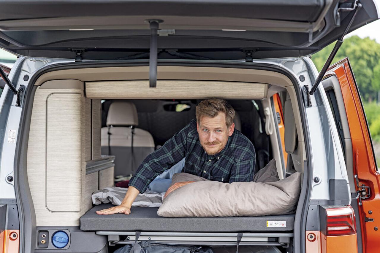 画像: 幅1.06mのベッドは、残念ながら大人2人で使うにはやや厳しい。惜しい点だ。