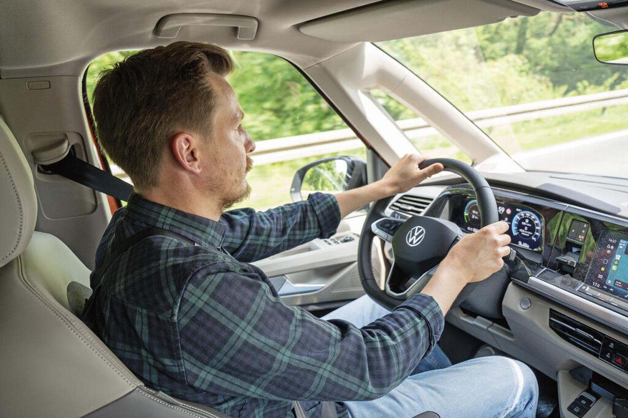 画像: 長く伸びたフロントエンドによって「ブリ（Bulli）」らしさや商用車的なキャラクターは失われたが、乗り心地自体は非常に優れている。