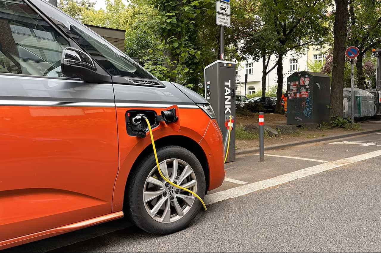 画像: 19.7kWhのバッテリーは、最大95kmのEV走行が可能。充電も迅速だ。