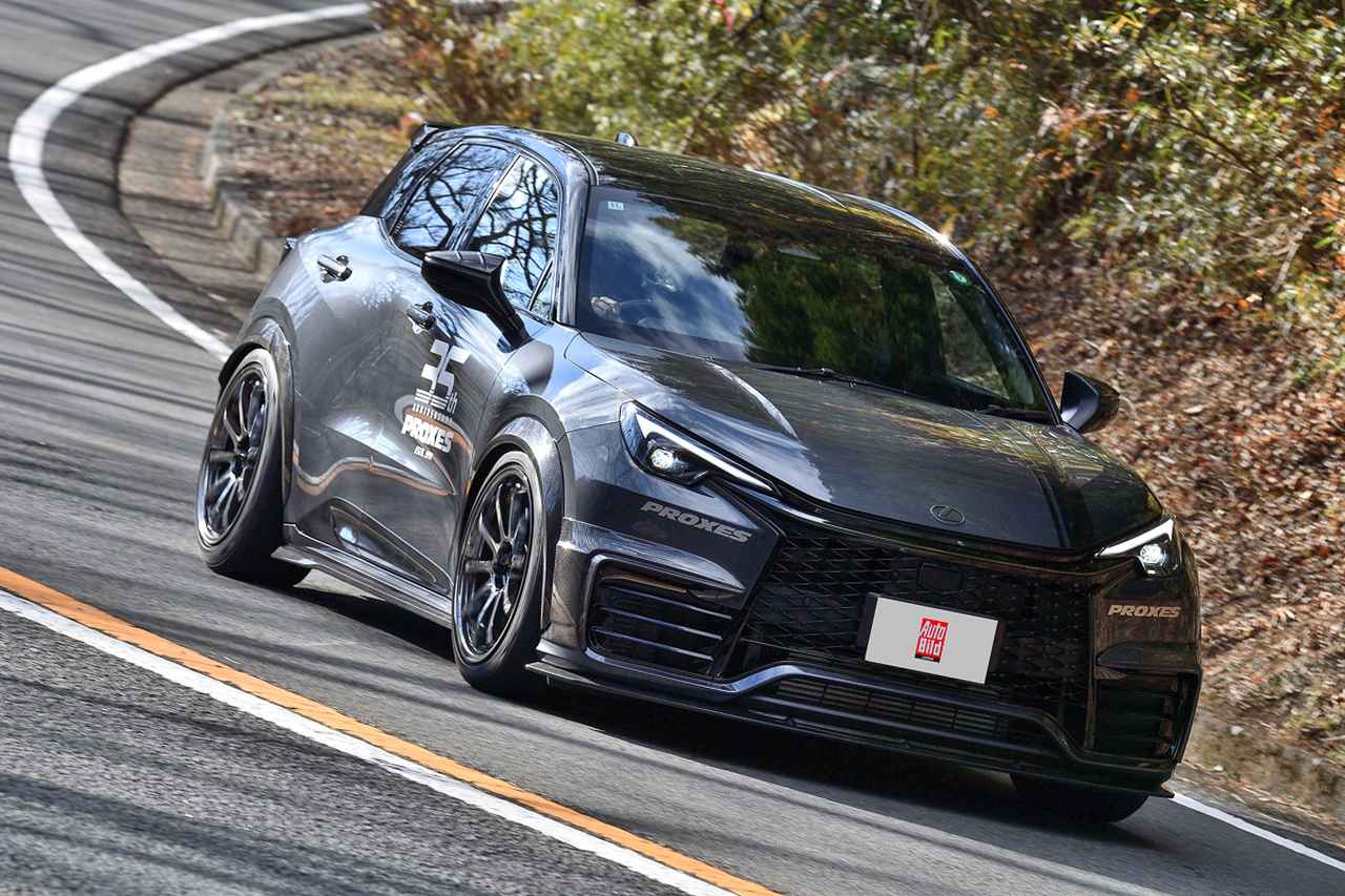 画像: ARTISAN SPIRITSのエアロパーツをまとうLEXUS LBX MORIZO RRでターンパイクを駆け抜ける中山選手。あらゆる路面に追従するPROXES Sport 2の実力を再確認。