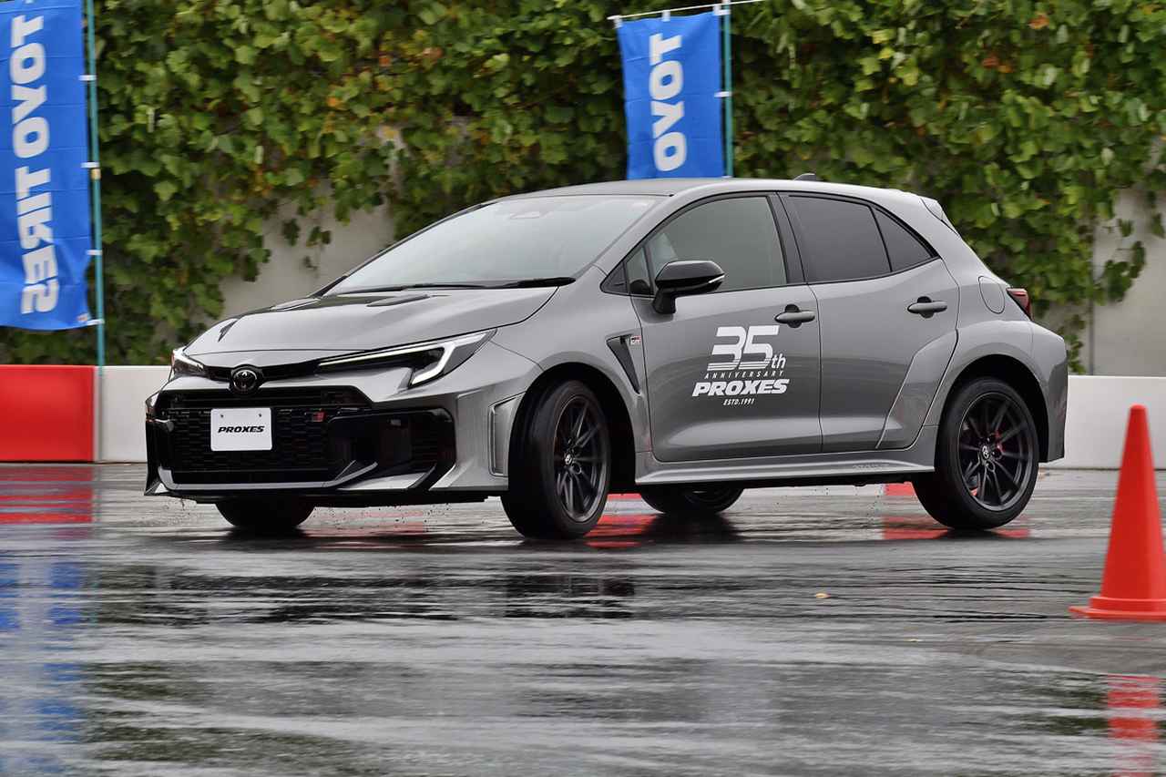 画像: 想像を超えるウェット性能に驚くとともに、走るたびにペースが上がっていく小山選手。