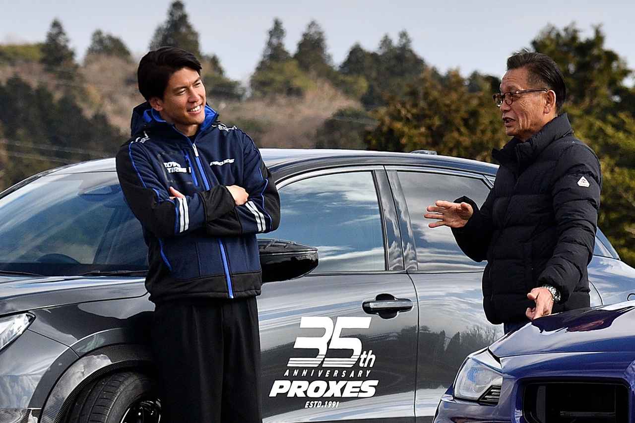 画像: “スポーツカーの聖地”として知られる箱根ターンパイクを走り、タイヤのこと、スポーツカーのことを語り合う中山雄一選手（写真左）と吉田 武氏（写真右）。
