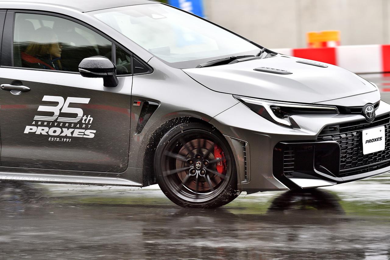 画像: GR Garage 袋井の特設コースに、PROXES Sport 2を装着したGRカローラを持ち込み、そのウェット性能を確かめた。