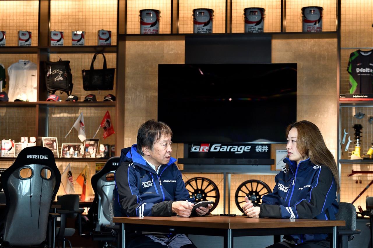 画像: テストを終えて、PROXES Sport 2について意見を交わす小山選手（写真右）と生方氏（写真左）