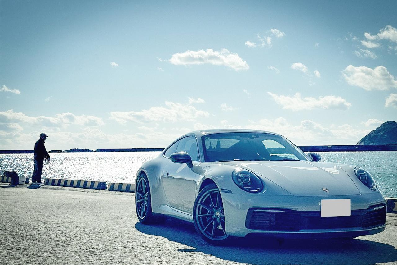 画像: 都会の風景も似合うけれど、岸壁に止めてもサマになるのがポルシェのすごいところ。
