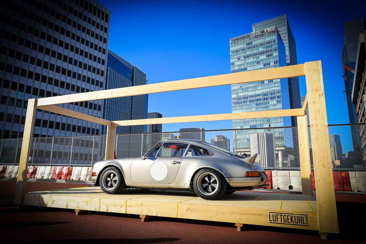 画像: 東京という街並みを背景に入れてこそ、ポルシェが映える。この911は当時のル・マン24時間耐久レースに参戦したエンジンが載るスペシャルマシンだ。