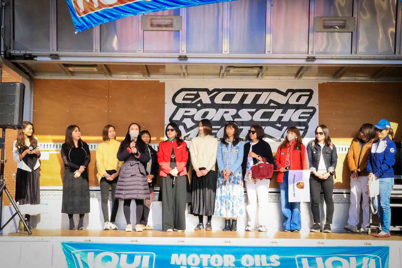 画像: エキサイティングポルシェのステージではさまざまなイベントが行われた。「ポルシェ女子」の皆さんが登壇し、クルマへの熱い想いを語った。