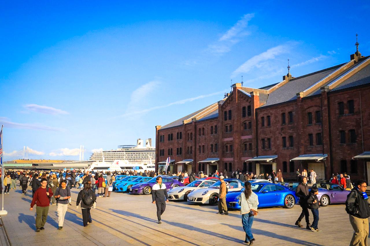 画像: 春めいた日曜日、しかも晴天とあって、横浜赤レンガ倉庫には多くの来場者が訪れた。