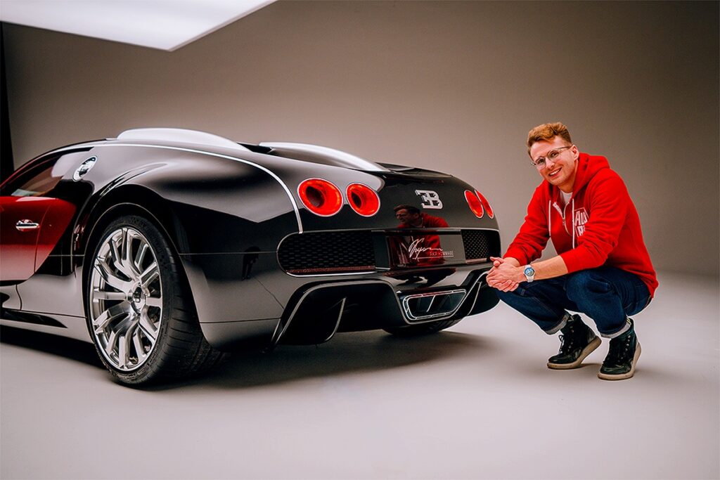 画像: ディフューザーとテールパイプはヴェイロンよりも大幅に大型化され、テールライトも現代的な解釈が施されている。