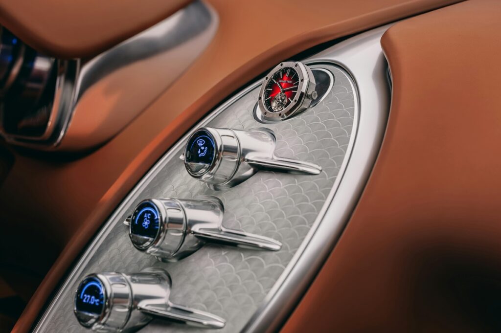 画像: 完璧な共生：ダッシュボード最上部に鎮座するのは、オーデマ ピゲ ロイヤル オーク トゥールビヨン（Audemars Piguet Royal Oak Tourbillon）