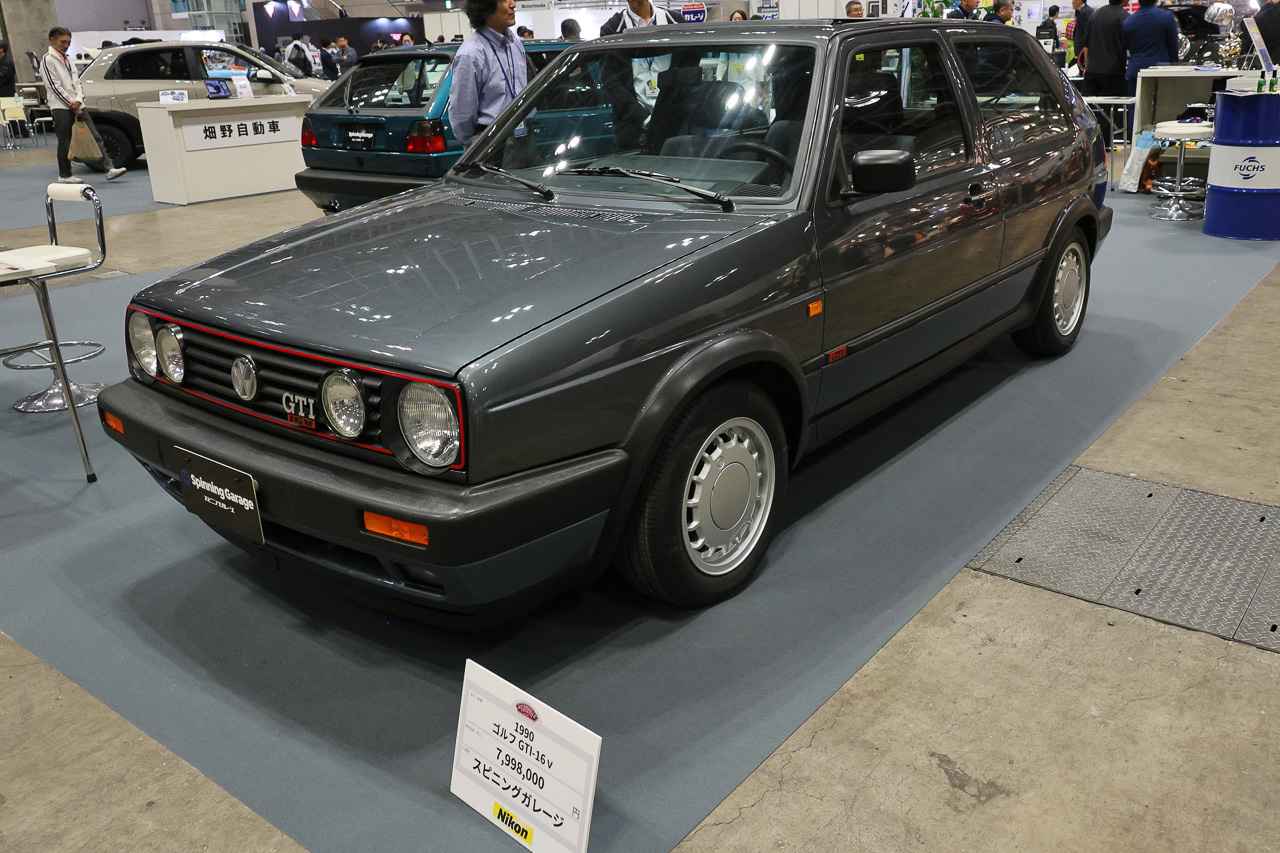 画像: スピニングガレージが2台のGolf GTIを展示