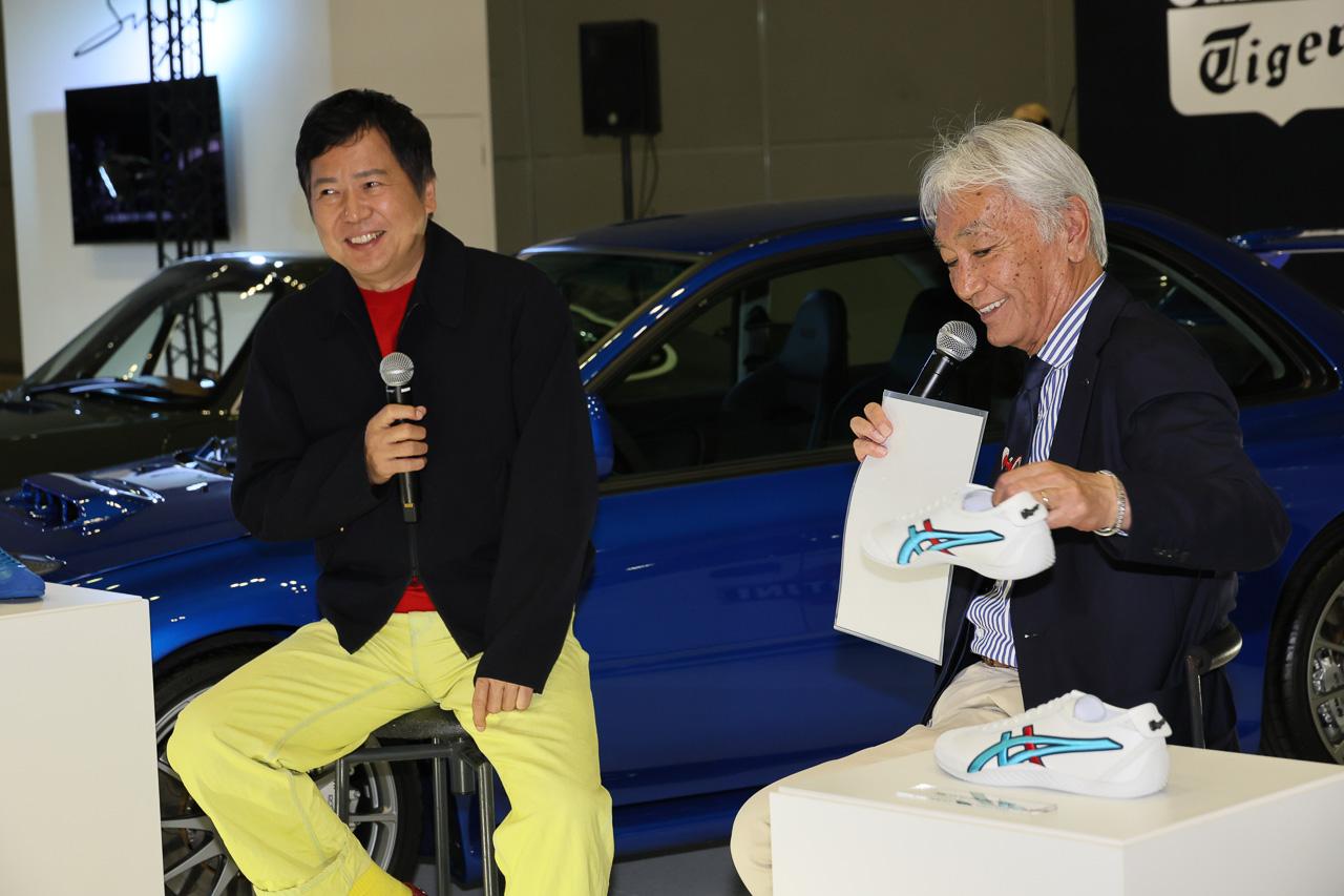 画像: オニツカタイガーグローバルカンパニー長の庄田良二氏（写真左）と、AUTOMOBILE COUNCIL実行委員会共同代表、株式会社カーグラフィック代表の加藤哲也氏（写真右）がブリーフィングを行った