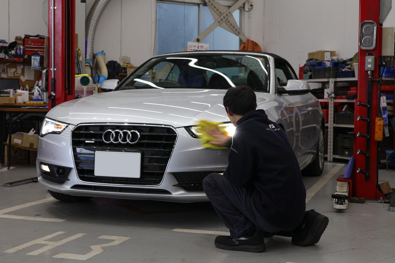 画像2: オイル滲みと胃痛。心臓部へ差し込まれる作業灯