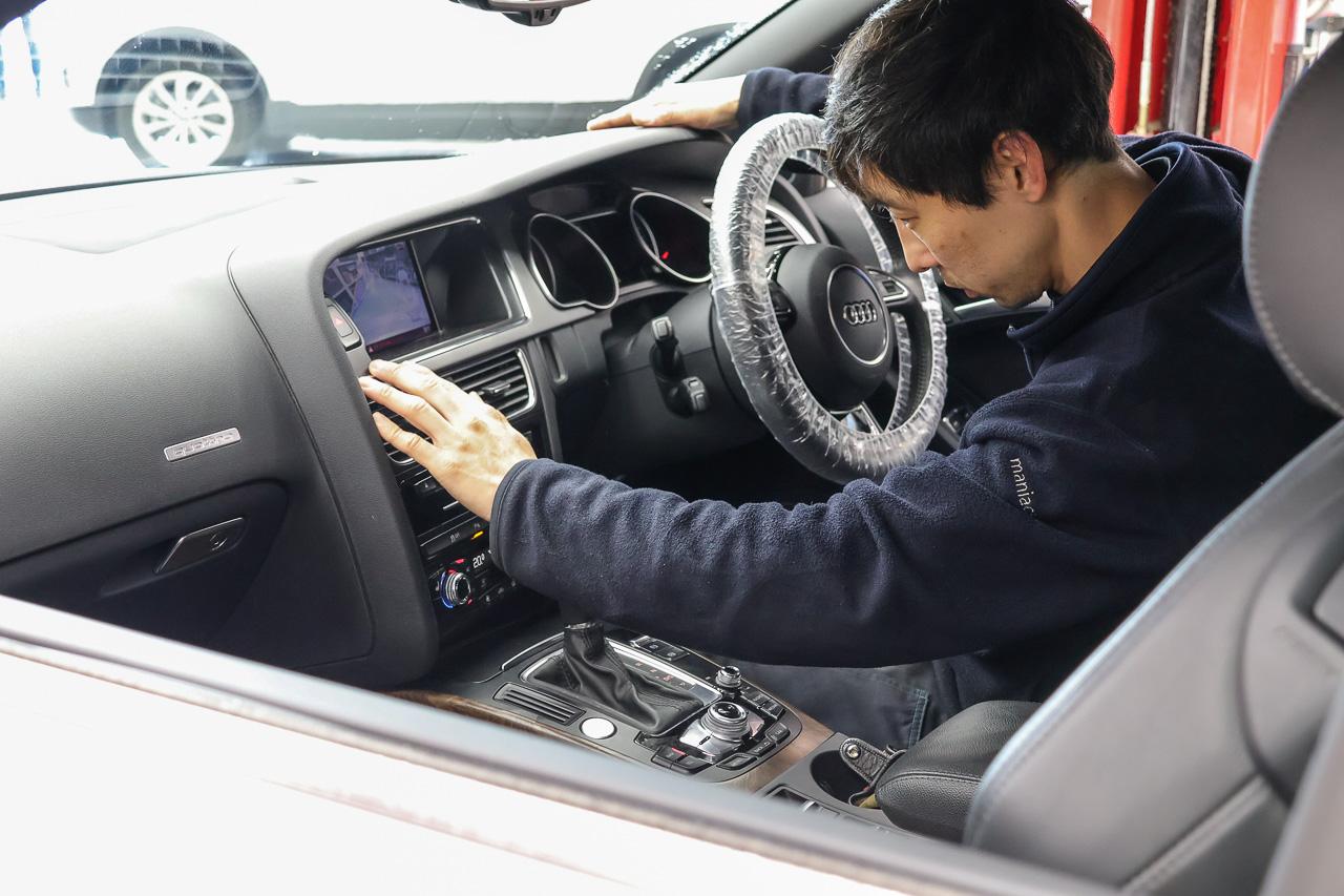 画像1: オイル滲みと胃痛。心臓部へ差し込まれる作業灯