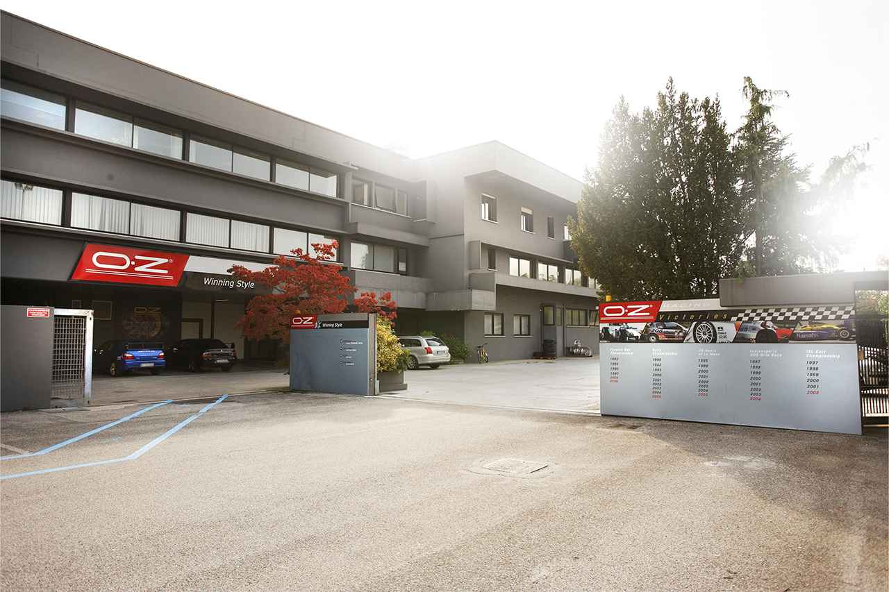 画像: ブルーのインプレッサWRX、ブラックのランサーエボリューション9は、いずれもベルノーニ氏の愛車だ。