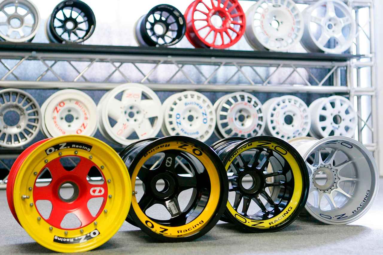 画像: F1用のホイール。左の赤いホイールが初代モデルにあたる。
