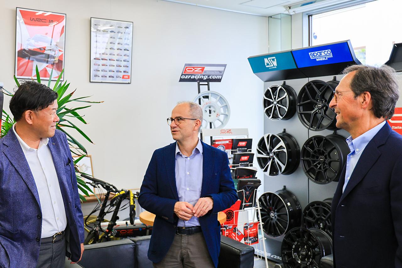 画像: オーゼットジャパンの代表を務める内山晶弘氏（左）と談笑するエロス・サレッタ社長（中）とクラウディオ・ベルノーニ会長（右）。