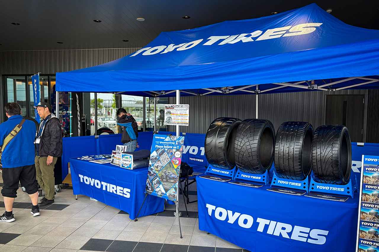 画像: イベント会場に設営されたTOYO TIRESのブース。GR Garage 袋井は、このサイズのブースがいくつも構えられるほどの広い敷地を有する。