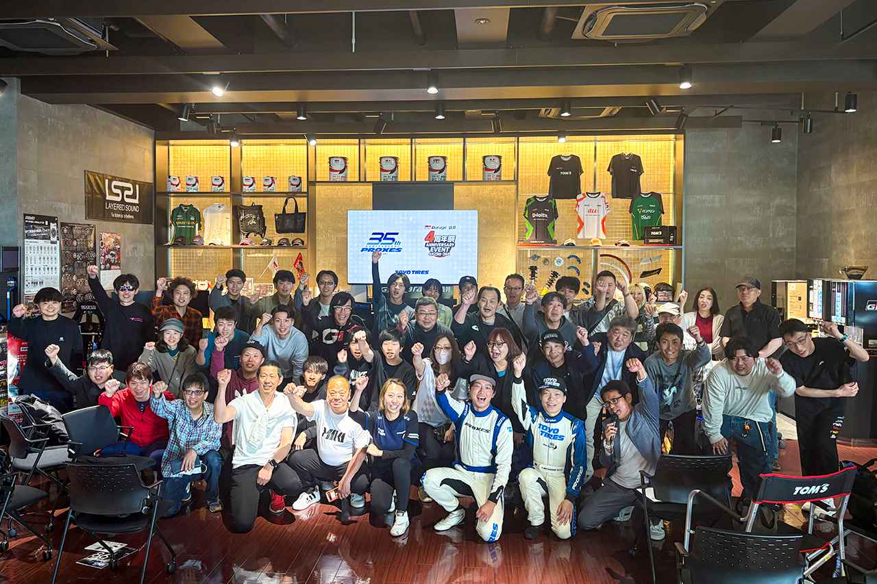 画像: トークショー後の記念撮影。あっという間の30分だった。