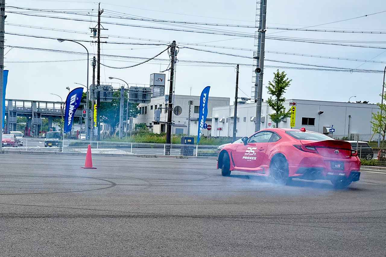 画像: 鮮やかなドリフト走行を目の前で見ることができたギャラリーも大喜び。