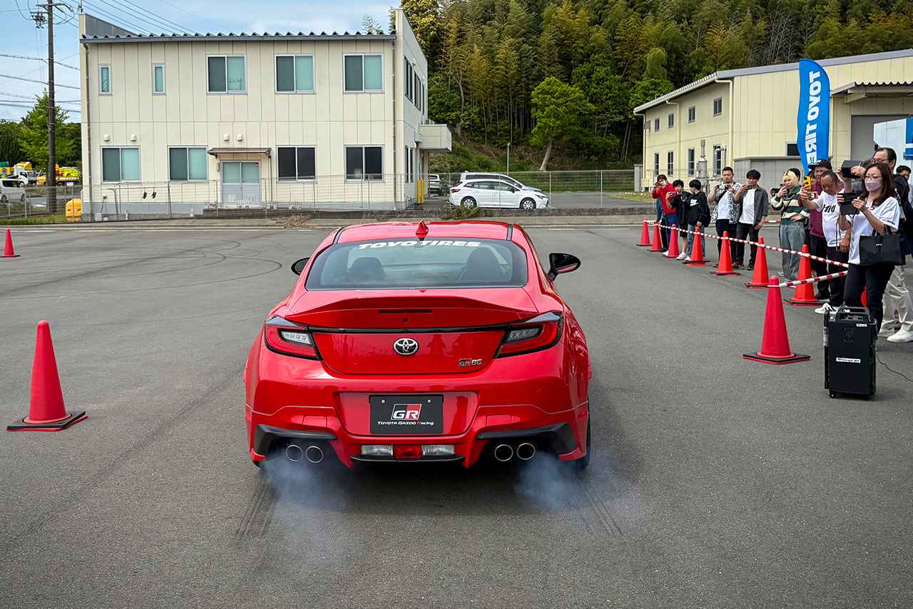 画像: デモ走行では、路面にタイヤのブラックマークが残るほどのフル加速で発進！