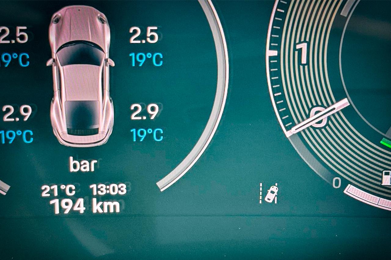 画像: 横浜で911 Turbo Sを受け取った時点のオドメーターの距離はわずか194km。ここから1340km先にある宮崎フェル宅を目指す。