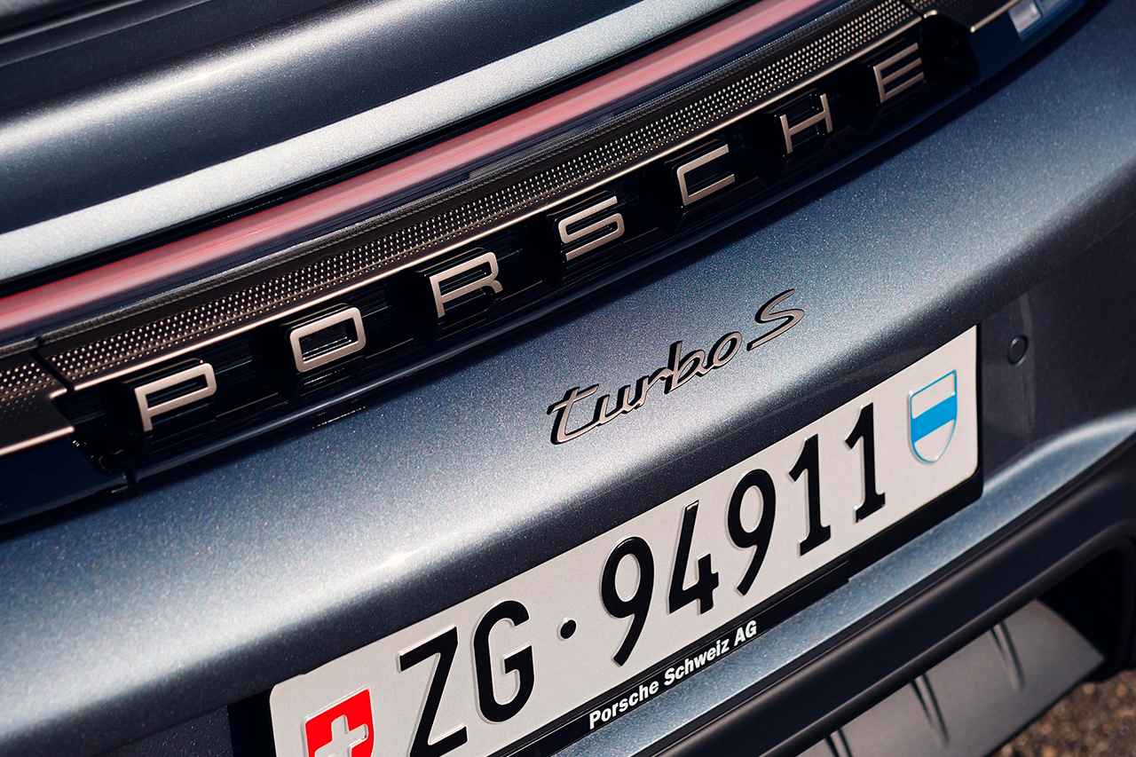 画像: 992.2型の911 Torbo Sは、歴代ターボモデルでは初となる、新開発のマイルドハイブリッドシステム「T-ハイブリッド」ドライブトレインを搭載する。