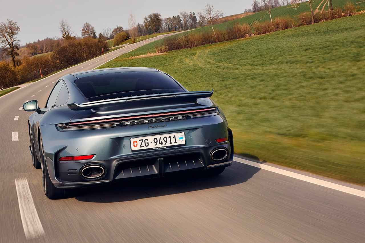 画像: 911 Turbo Sは、最高出力523kW（711PS）、最大トルク800Nmを発揮。0-100km/h加速はわずか2.5秒というスペックを誇る。