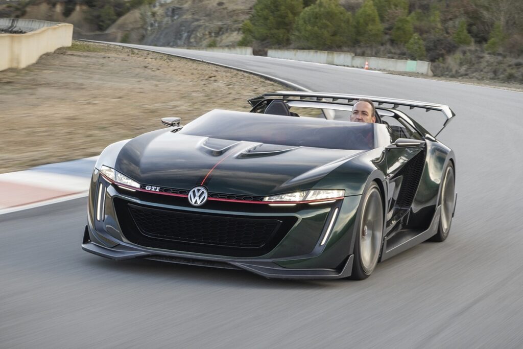 画像: 3.0L V6が咆哮し、風が髪をかき乱す